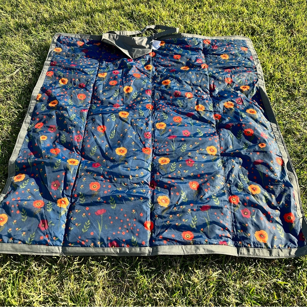 Little biopsy packable outdoor blanket